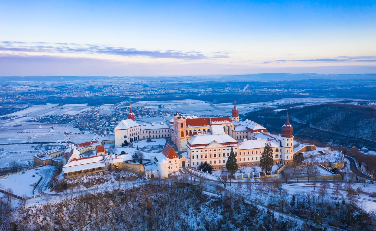 Stift Göttweig in der Wachau im Winter. Wunderschönes Gebäude und berühmte Sehenswürdigkeit in Niederösterreich mit Schnee.
