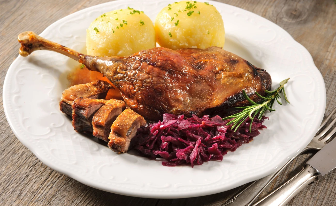 Crusty goose leg with braised red cabbage and dumplings