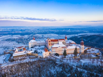 Stift Göttweig in der Wachau im Winter. Wunderschönes Gebäude und berühmte Sehenswürdigkeit in Niederösterreich mit Schnee.