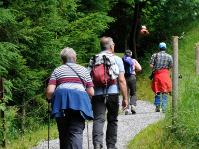 wanderer im kleinwalsertal