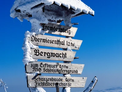 Verschneiter Wanderwegweiser auf dem Fichtelberg